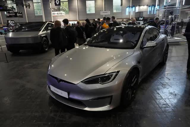 Pháp điều tra vụ cháy xe Tesla khiến 4 người thiệt mạng