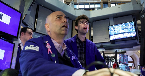 Dow Jones bay hơn 400 điểm khi lợi suất tiếp tục tăng, cổ phiếu VinFast quay đầu giảm