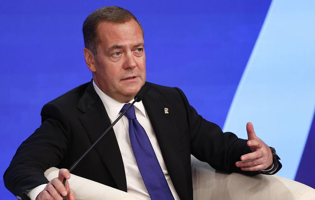 Ông Medvedev không đánh giá cao bà Harris