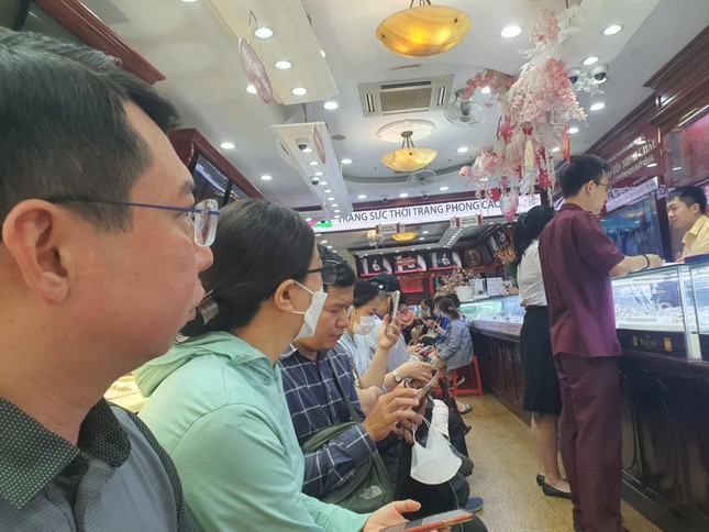 Thấy gì từ việc người dân đang đua bán, chen mua vàng?