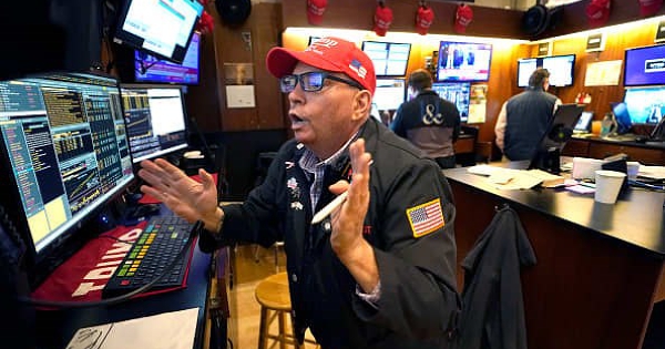 Cơn sốt sau chiến thắng của ông Trump chưa dừng lại: Dow Jones tăng nóng, lần đầu đóng cửa trên 44.000 điểm