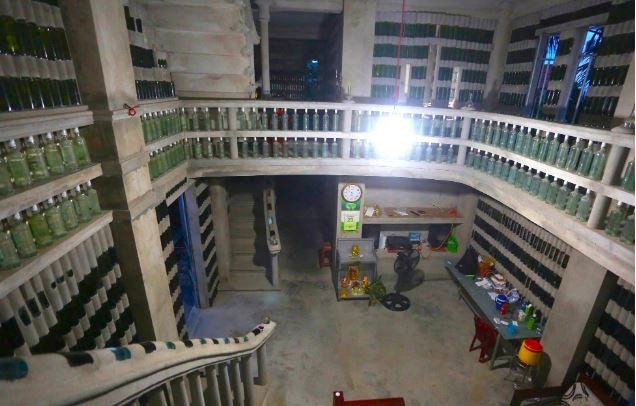 Ngôi nhà được làm từ hàng chục nghìn vỏ chai thủy tinh độc đáo bậc nhất Việt Nam: 18 năm gom nhặt chai của dị nhân Quảng Nam