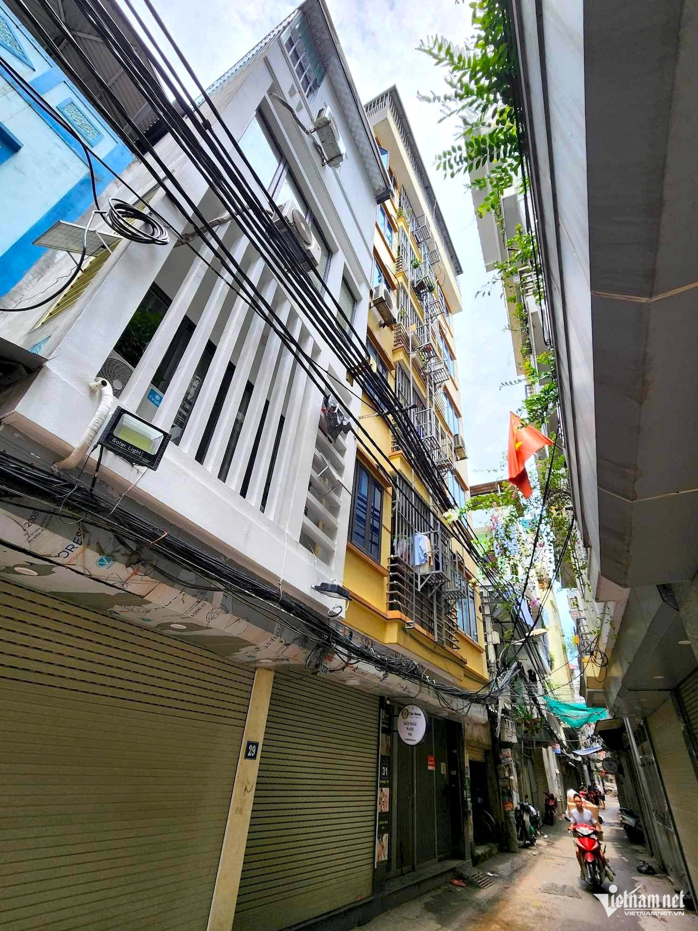 Giữa cơn sốt, tân trang nhà nứt thấm hét giá cao chót vót