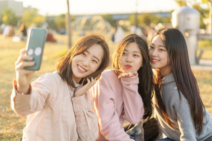 Cuộc sống Chúa trời và cuộc sống trẻ hư của gen Z Hàn Quốc