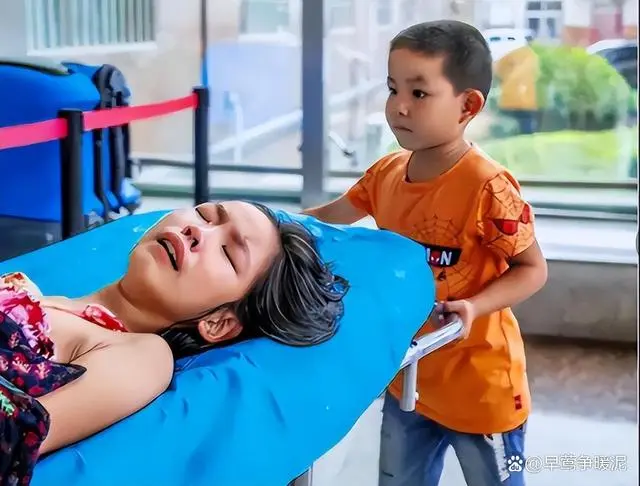 Xót xa cảnh cậu bé 7 tuổi xin ký tên để chị gái được làm phẫu thuật: Ông bà mất rồi, cháu có thể ký thay