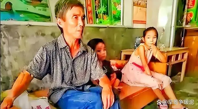 Xót xa cảnh cậu bé 7 tuổi xin ký tên để chị gái được làm phẫu thuật: Ông bà mất rồi, cháu có thể ký thay