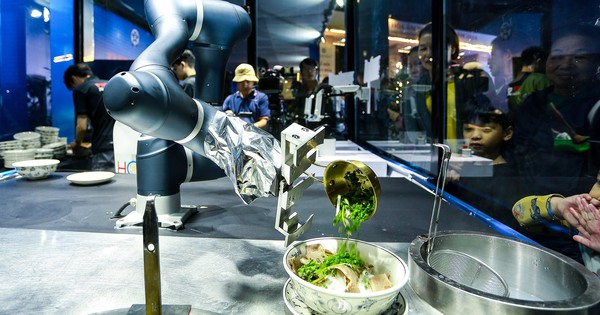 Công ty đứng sau robot nấu phở 'thành thục' từ trần phở, thêm thịt, thêm gia vị, hành... đến chan nước dùng