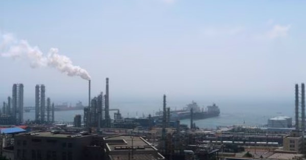 Giá xăng dầu hôm nay 5/12: Giảm khoảng 2% trước cuộc họp của OPEC+