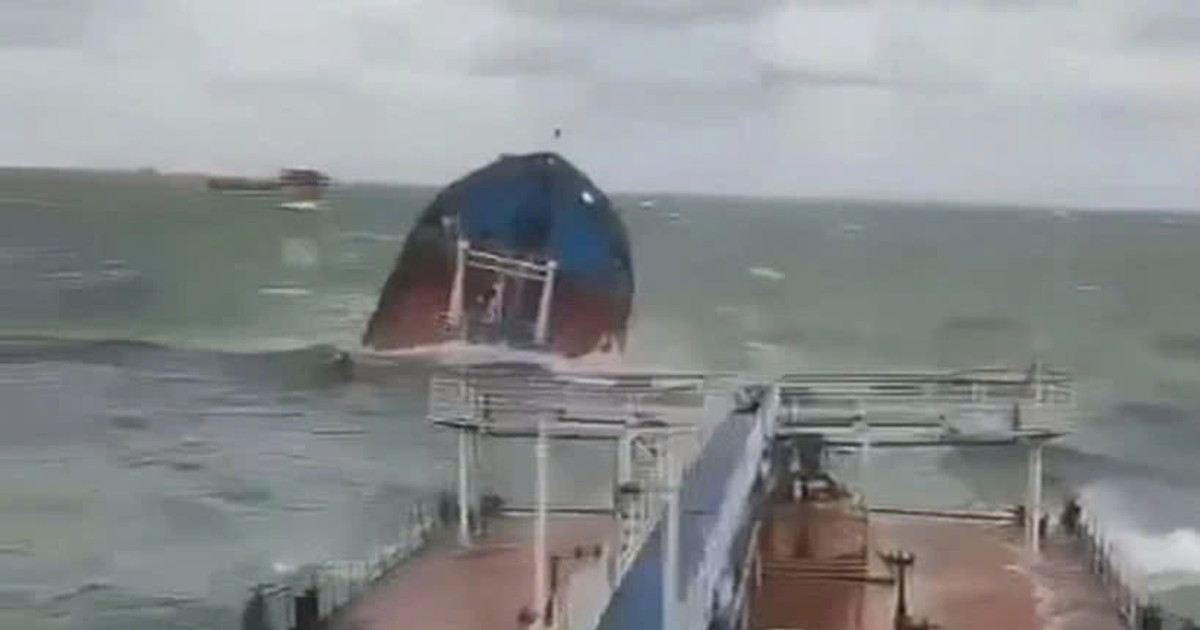 Tàu chở hàng Nga bất ngờ gãy đôi khiến hàng ngàn tấn dầu tràn ra Biển Đen, ông Putin ra chỉ đạo khẩn
