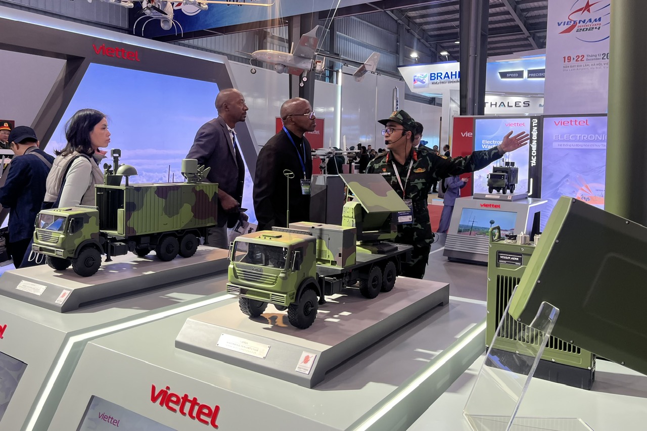 Khách quốc tế hào hứng với công nghệ quân sự Made in Vietnam tại Triển lãm Quốc phòng 2024