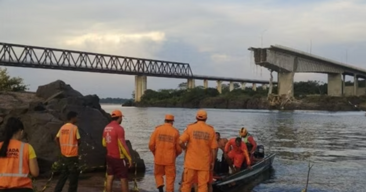 Sập cầu huyết mạch nối hai thành phố khiến xe bồn chở axit lao xuống sông: Phong tỏa khẩn cấp toàn bộ cây cầu, tuyến giao thông chính bị tê liệt