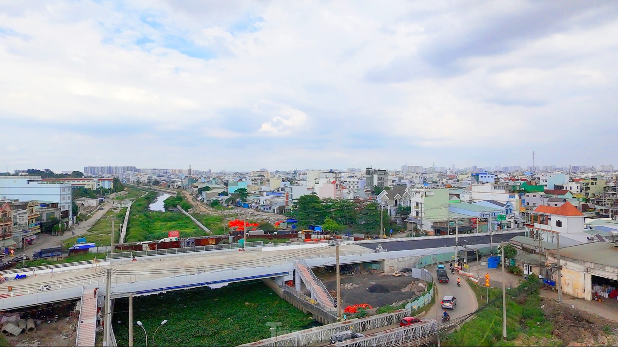 2 cầu ở cửa ngõ phía tây TPHCM sắp thông xe, xóa điểm đen ùn tắc