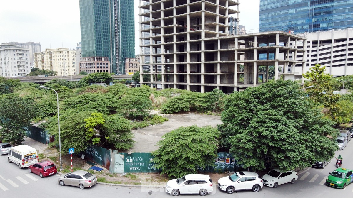 Những cao ốc chọc trời trơ khung bỏ hoang trên đất vàng Thủ đô