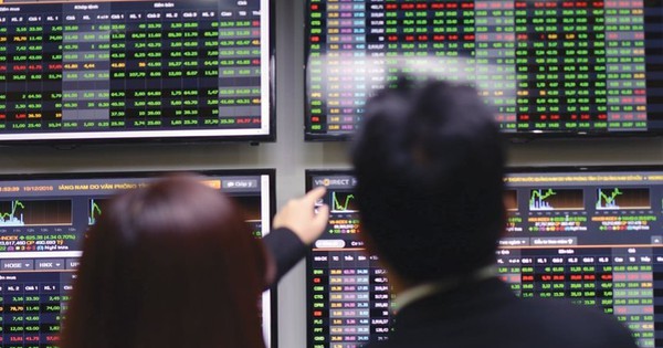 Nhóm cổ phiếu “vua” dẫn dắt, VN-Index thoát hiểm phút cuối