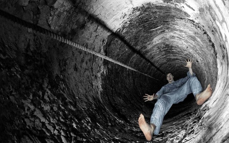 Điều gì sẽ xảy ra nếu bạn rơi xuống cái hố sâu nhất trên Trái Đất?