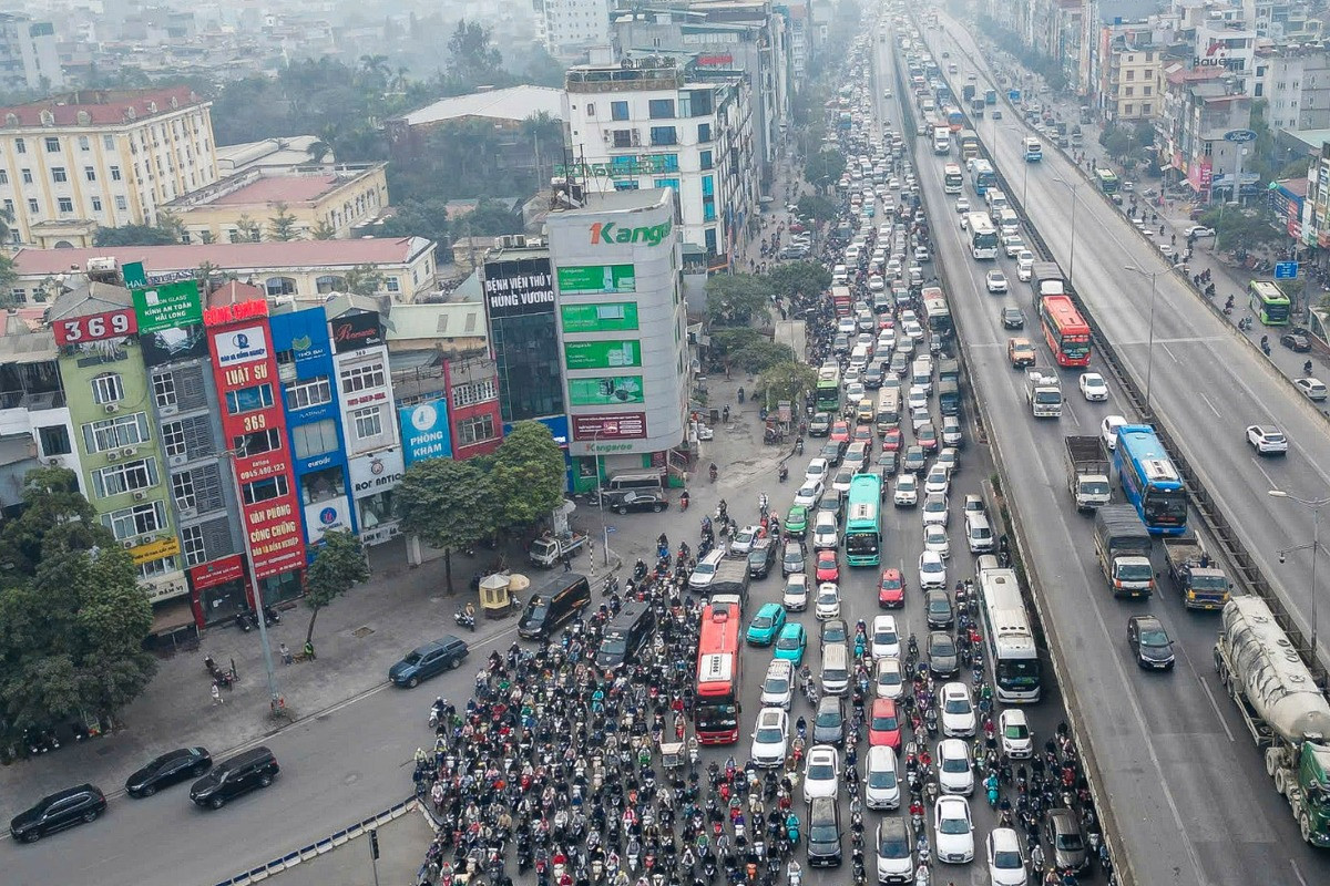 Tình trạng ngày đầu tiên phân luồng tại điểm đen ùn tắc - nút giao 4 tầng đầu tiên của Việt Nam