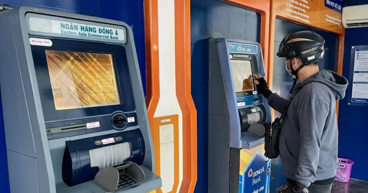 Lưu ý ngay điều này nếu không muốn mất sạch tiền trong tài khoản khi rút tại cây ATM