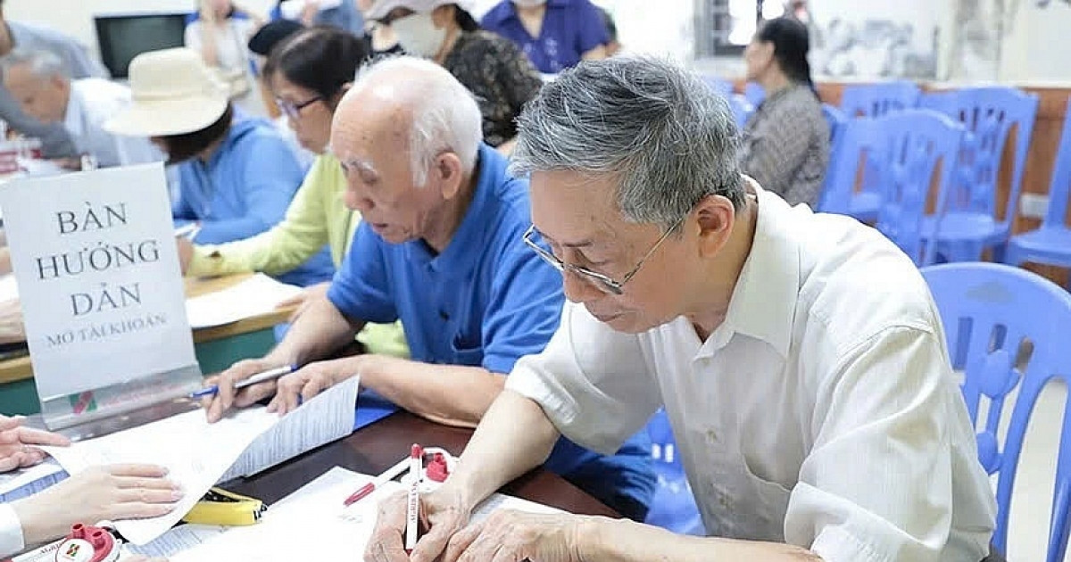 Người già khó nhận trợ cấp qua thẻ ATM: Bộ LĐ-TB&XH đưa ra giải pháp nào?