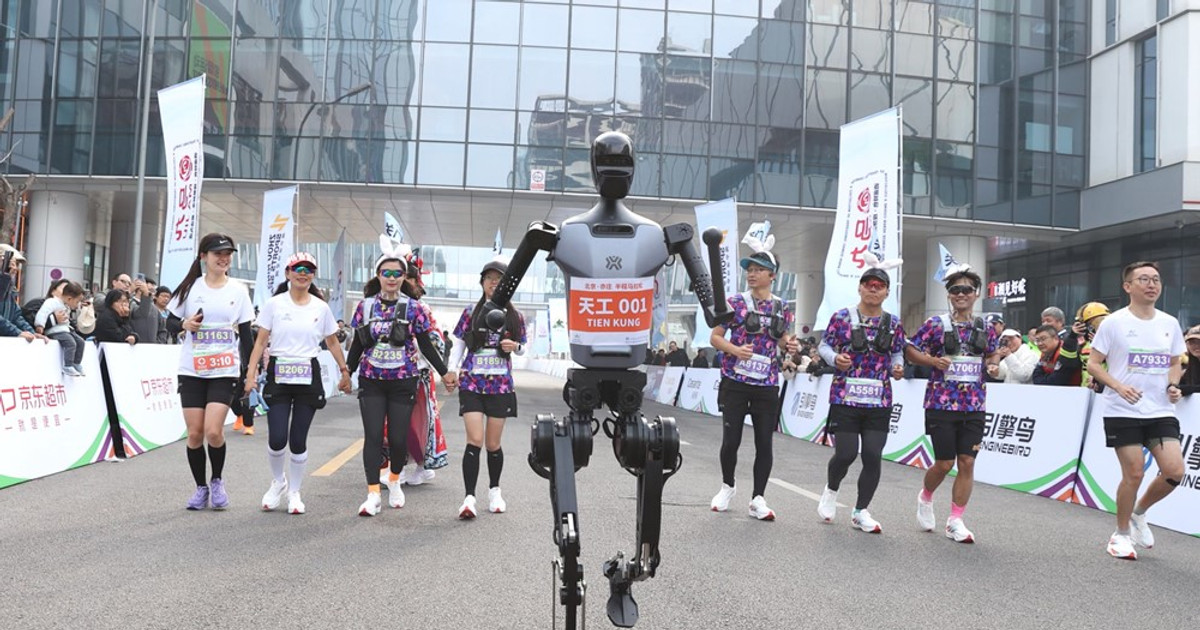 Sự kiện chưa từng có: Người và robot cùng thi chạy marathon tại Trung Quốc