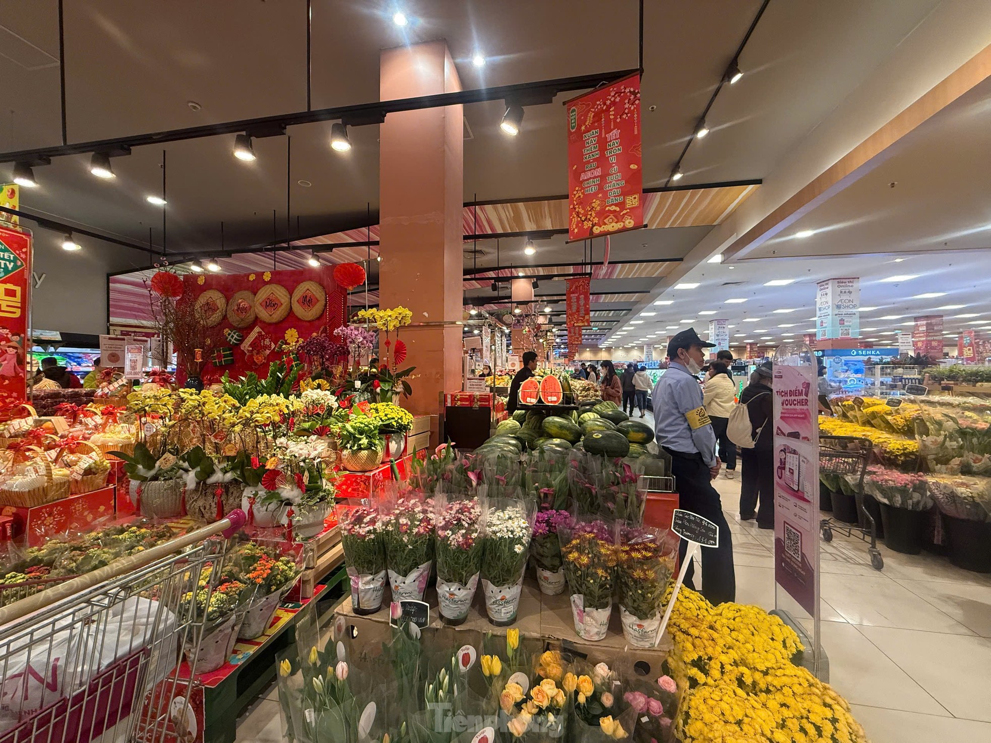 Trung tâm thương mại vắng tanh, hàng Tết giảm giá sập sàn vẫn… ế