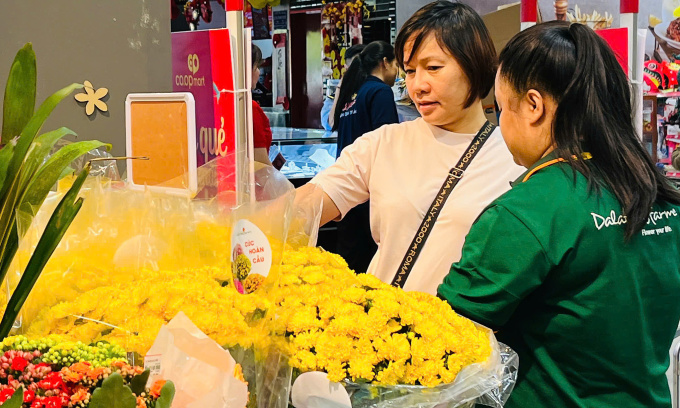 Siêu thị giảm giá nhiều mặt hàng mùng 2 Tết