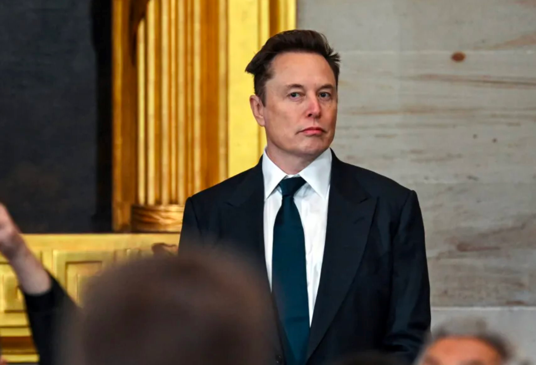 Bộ trưởng Elon Musk khiến các nhân viên chính phủ Mỹ sợ xanh mặt: Gửi email đến 2 triệu người yêu cầu cầm tiền và nghỉ việc, mang cả giường đến văn phòng để vừa làm vừa ngủ
