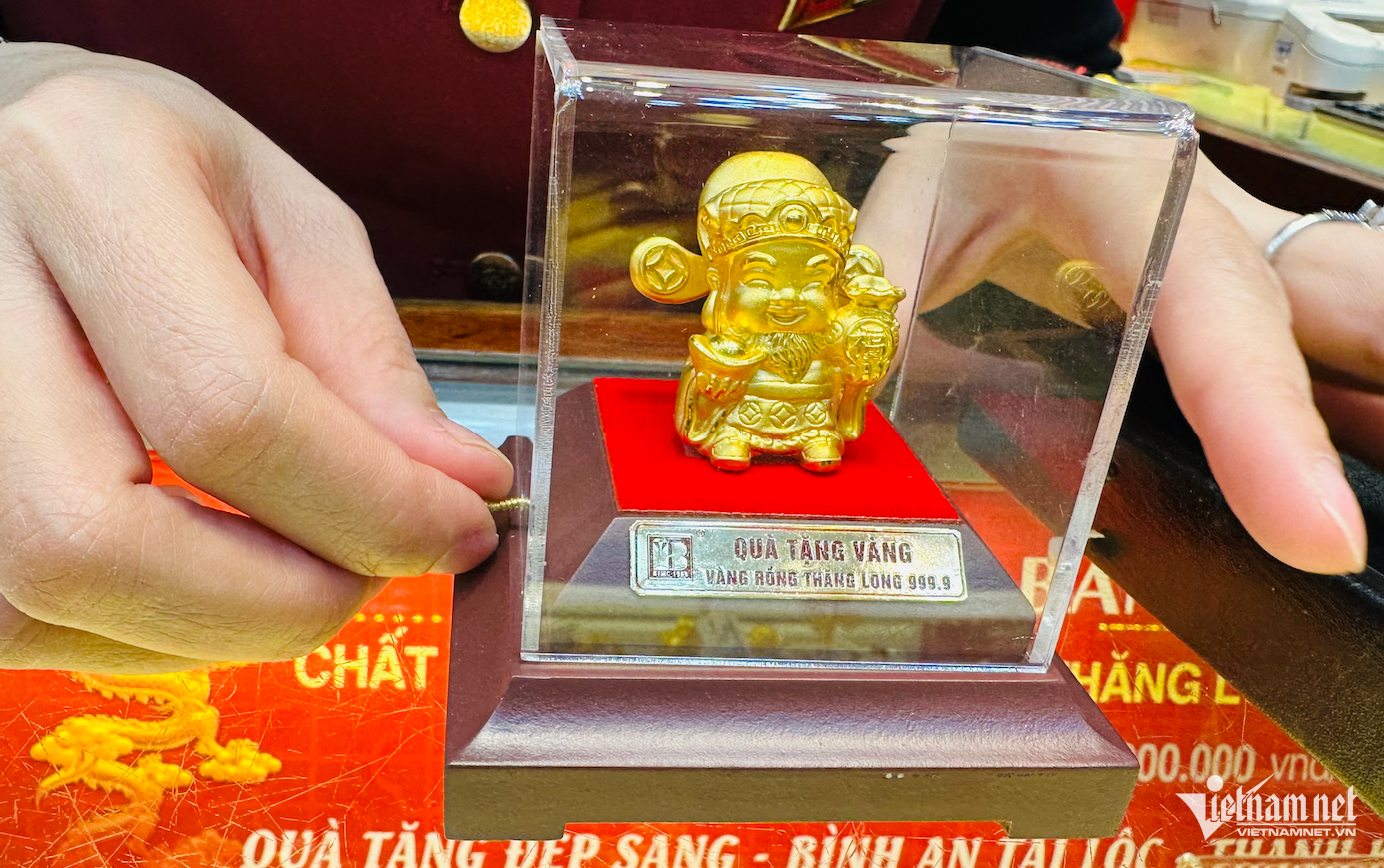 Tiệm vàng chỉ bán ra không mua vào, có người chốt lấy 200 chiếc nhẫn trơn