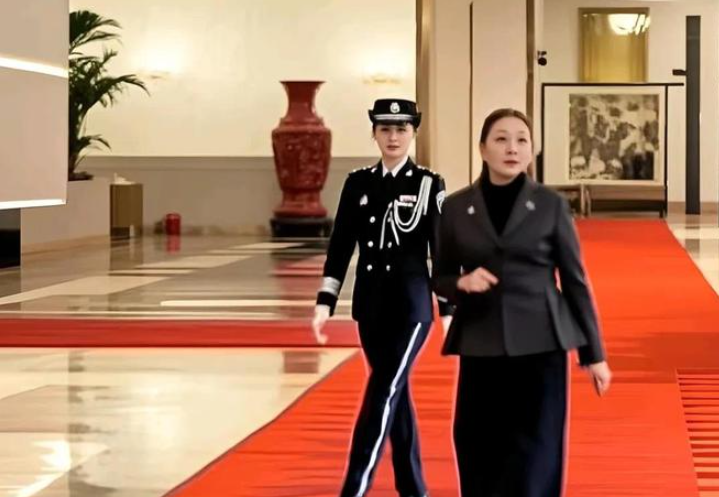 Nữ vệ sĩ tháp tùng Thủ tướng Thái Lan gây sốt vì vẻ ngoài quá xinh đẹp: Thần thái như bước ra từ trong truyện