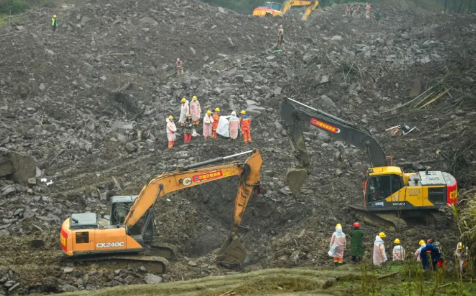 100.000m3 đất đá dội thẳng khiến 10 ngôi nhà bị chôn vùi, hàng chục người mất tích: Người dân dùng tay không tìm người sống sót, điều động khẩn cấp 1.000 cảnh sát, cứu hỏa, nhân viên y tế
