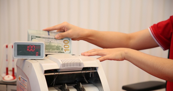 Giá vàng miếng SJC và USD lại gây bất ngờ vào cuối ngày