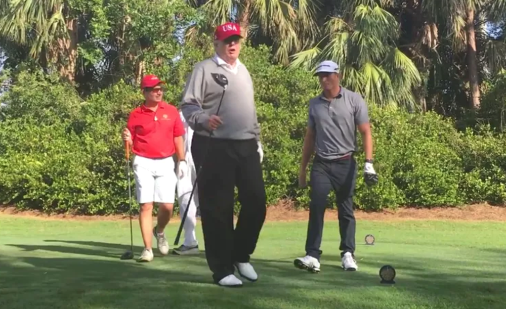Ông Trump bị CNN tố nói một đằng, làm một nẻo vì làm việc từ... sân golf