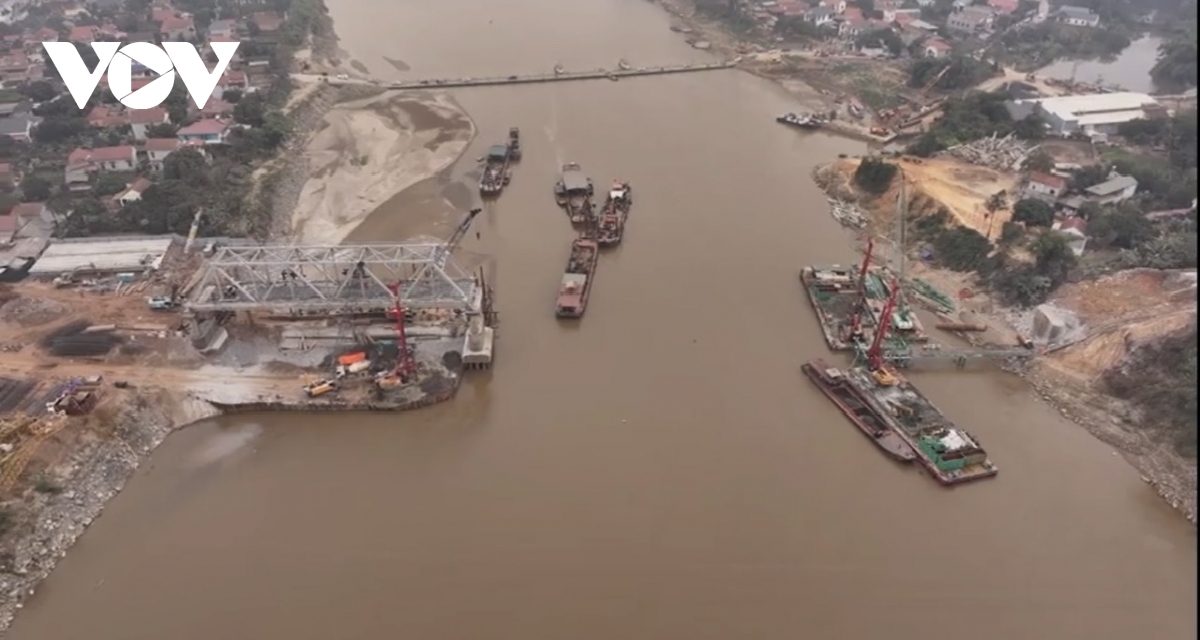Công trường xây dựng cầu Phong Châu nhộn nhịp sau Tết Ất Tỵ