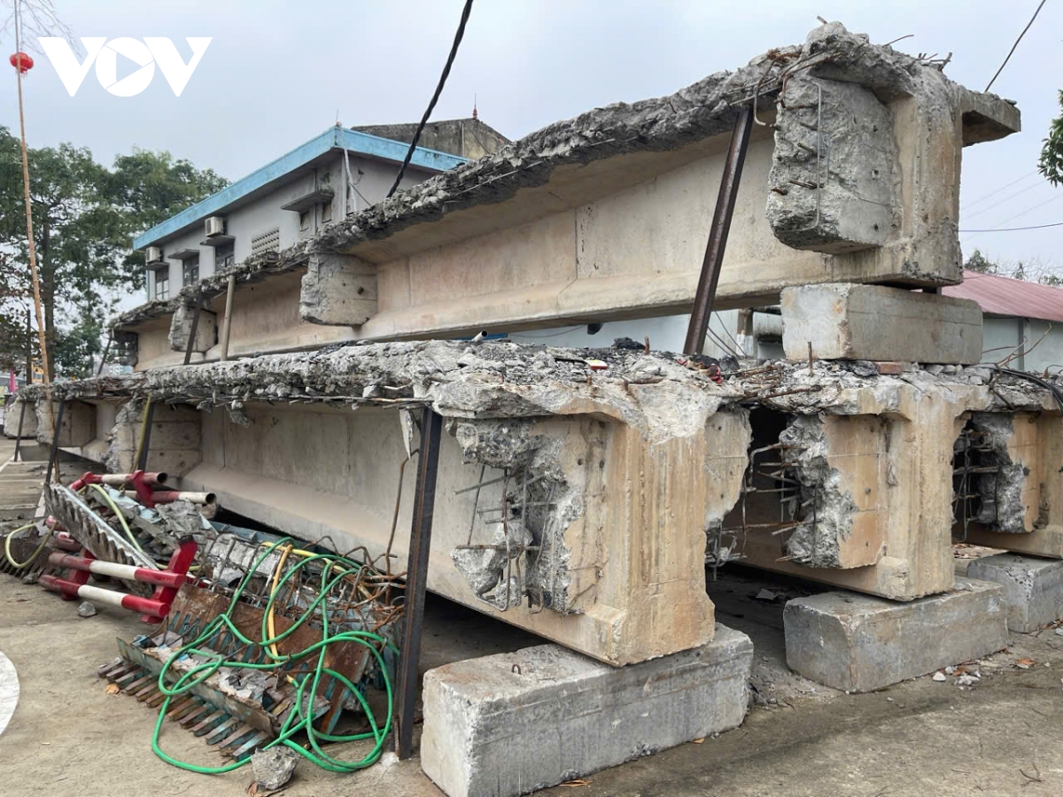 Công trường xây dựng cầu Phong Châu nhộn nhịp sau Tết Ất Tỵ