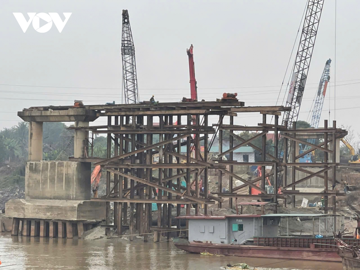 Công trường xây dựng cầu Phong Châu nhộn nhịp sau Tết Ất Tỵ