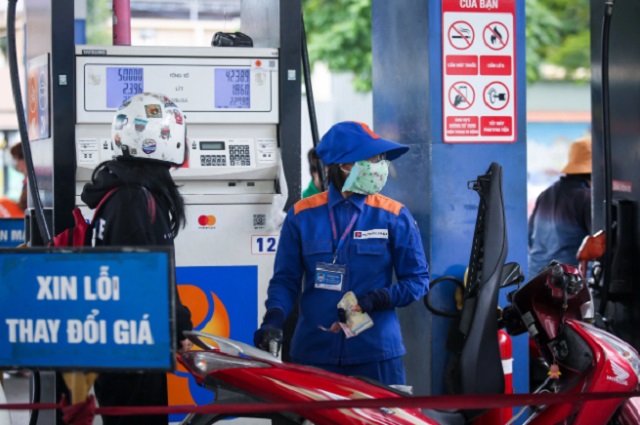 Giá xăng RON 95 tăng lần thứ 2 liên tiếp