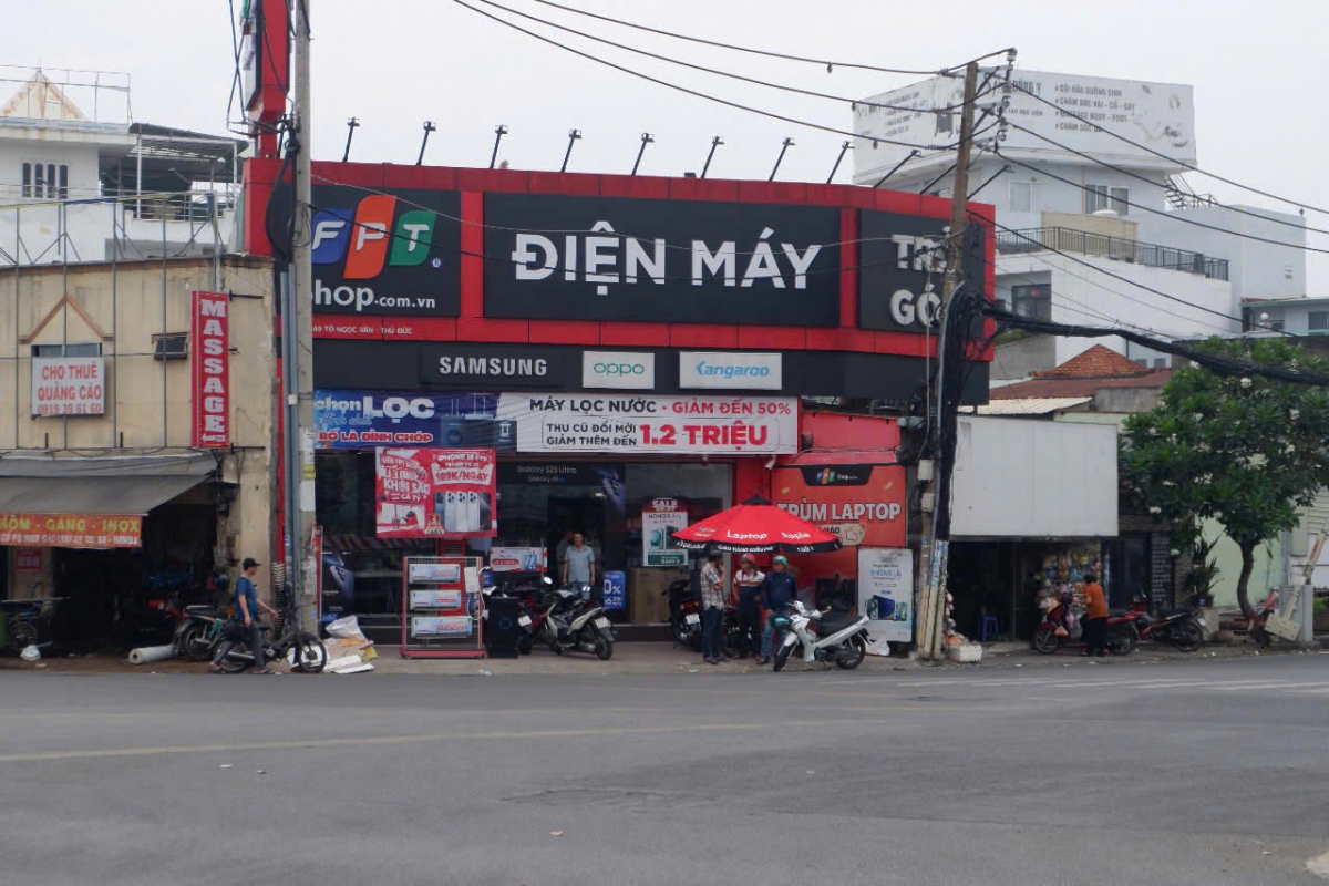 Công an TP.HCM đang truy bắt nghi phạm cướp tài sản cửa hàng FPT
