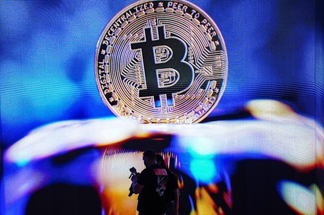 Bitcoin rớt 25% từ đỉnh cao kỷ lục, đâu là nguyên nhân?