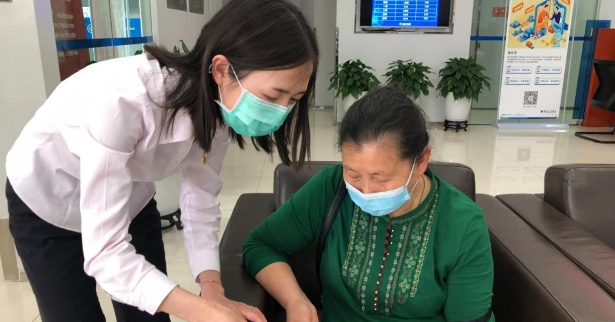 Sáng đi gửi tiết kiệm, đến chiều cụ bà tá hỏa phát hiện toàn bộ số tiền bị dùng để mua bảo hiểm, chuyện gì đã xảy ra?
