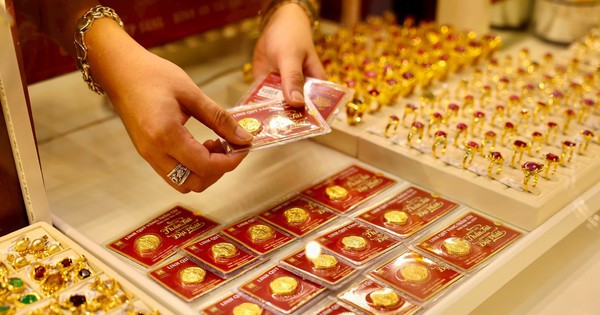Vàng lên hơn 93 triệu đồng/lượng, người cầm vàng lãi gấp 10 lần gửi tiết kiệm và vượt xa USD