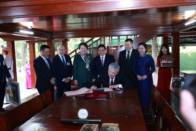 Hai Thủ tướng Việt Nam và Kyrgyzstan thưởng thức cà phê Việt trong Khu Di tích Phủ Chủ tịch