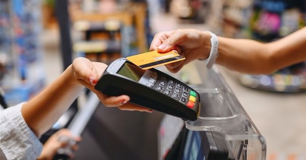 Người Mỹ liên tục quẹt thẻ tín dụng để cứu nền kinh tế, nhưng siêu năng lực này sắp bị vô hiệu hóa?