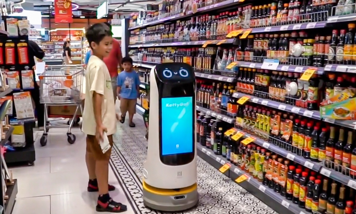 Nhiều siêu thị dùng robot và AI phục vụ khách