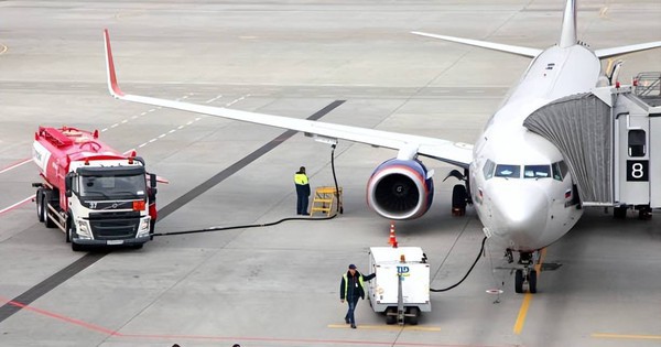 Tại sao bình nhiên liệu của máy bay lại được đặt ở cánh mà không sợ bị gãy?