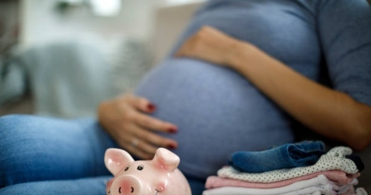 Sinh con không chỉ là niềm vui, mà còn là bài toán tài chính khó nhằn cho các cặp đôi