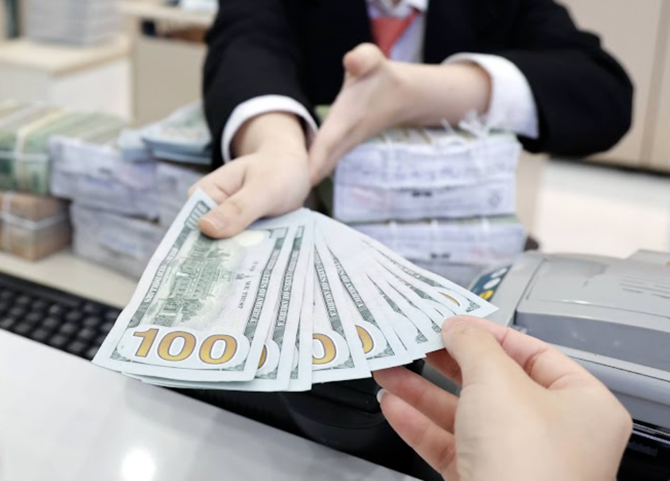 Tỉ giá USD trong nước bất ngờ tăng cao dù thế giới giảm sâu, vì sao?