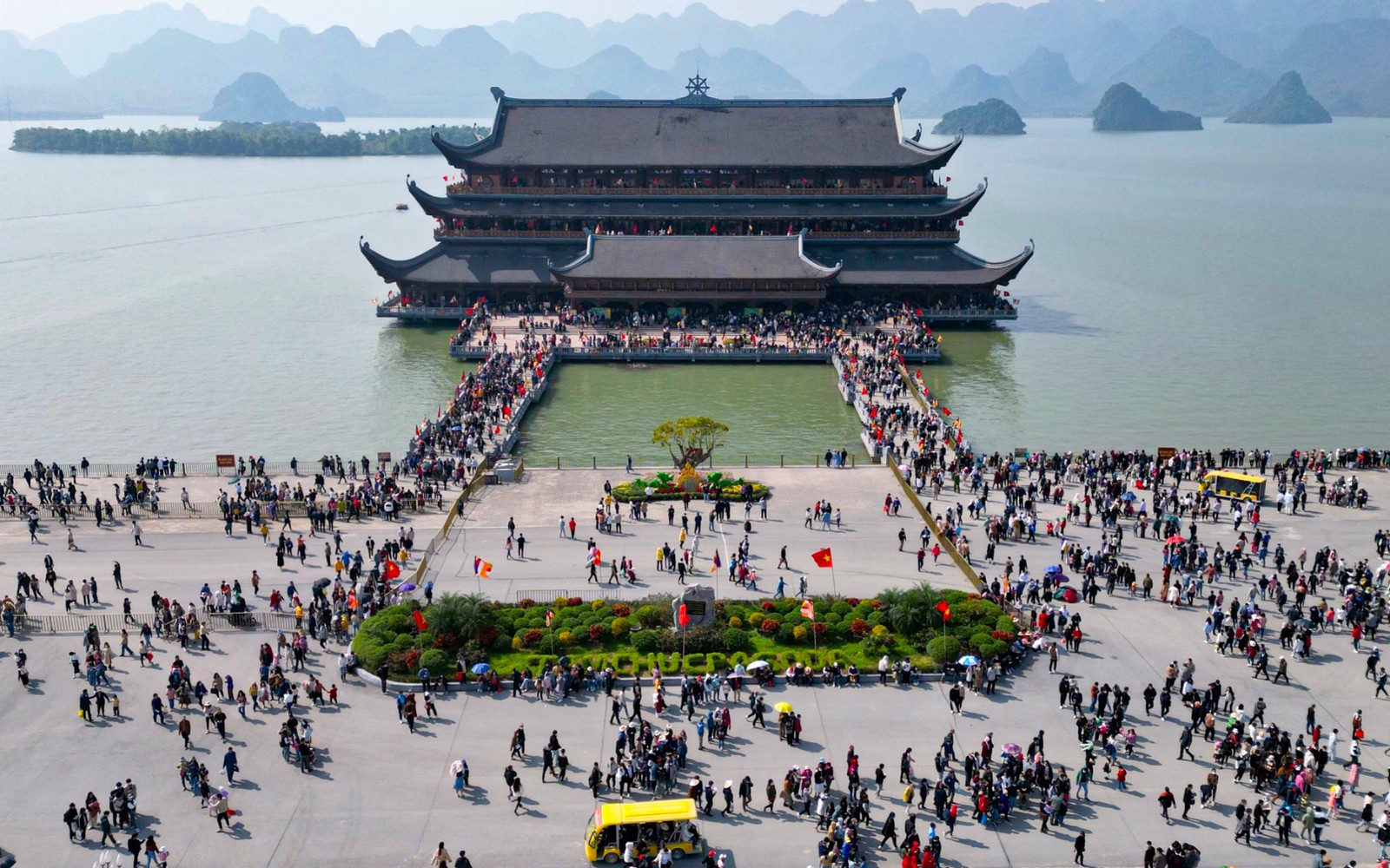 Việt Nam sở hữu ngôi chùa lớn nhất thế giới, nằm trong khu du lịch gần 5.000ha, cách Hà Nội chỉ 60km