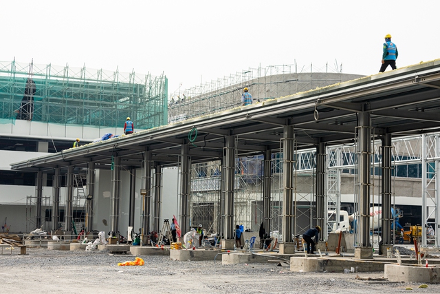 Cận cảnh mạch máu mới của sân bay Tân Sơn Nhất: Cầu vượt nhà ga T3 sắp vận hành!