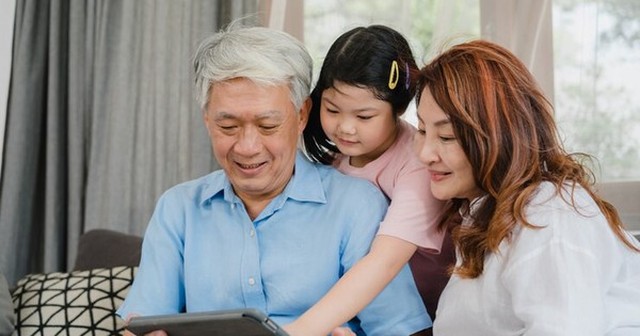 Lương hưu của bố 50 triệu/tháng nhưng chỉ cho con gái 10 triệu trong lễ cưới, mãi 3 năm sau, tôi mới biết lý do và hối hận muộn màng