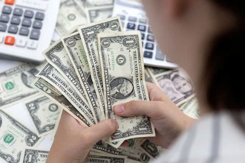 Đồng đô la đang rung chuyển bởi chính sách kinh tế của Mỹ