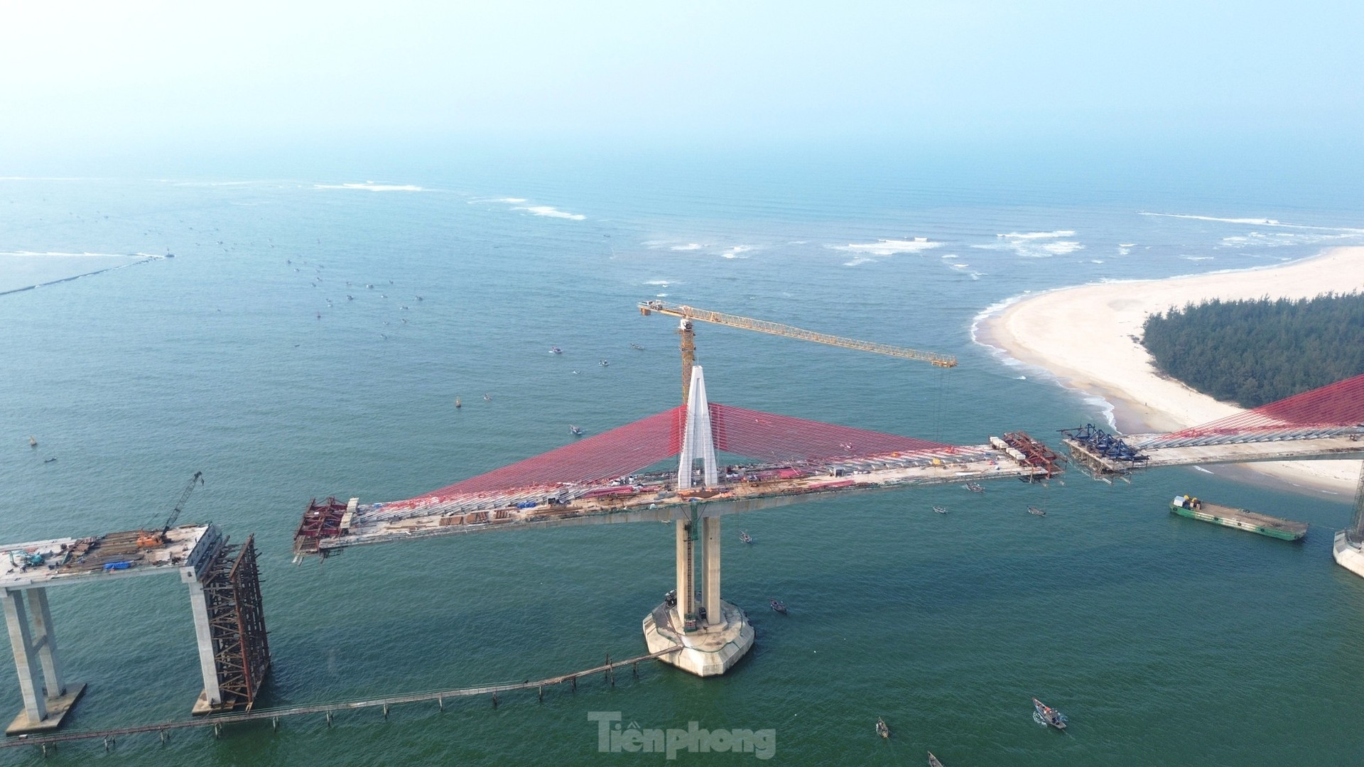 Cầu vượt biển nghìn tỷ dài nhất miền Trung, có hỗn hợp dầm cáp cao nhất Việt Nam sắp hợp long